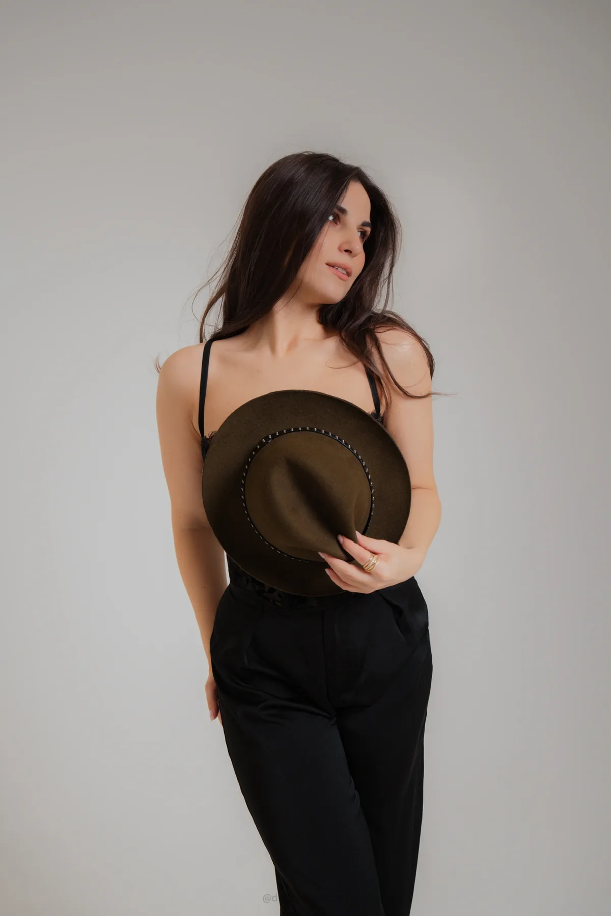 Alexandrina ținând pălăria în fața sa, portret în studio