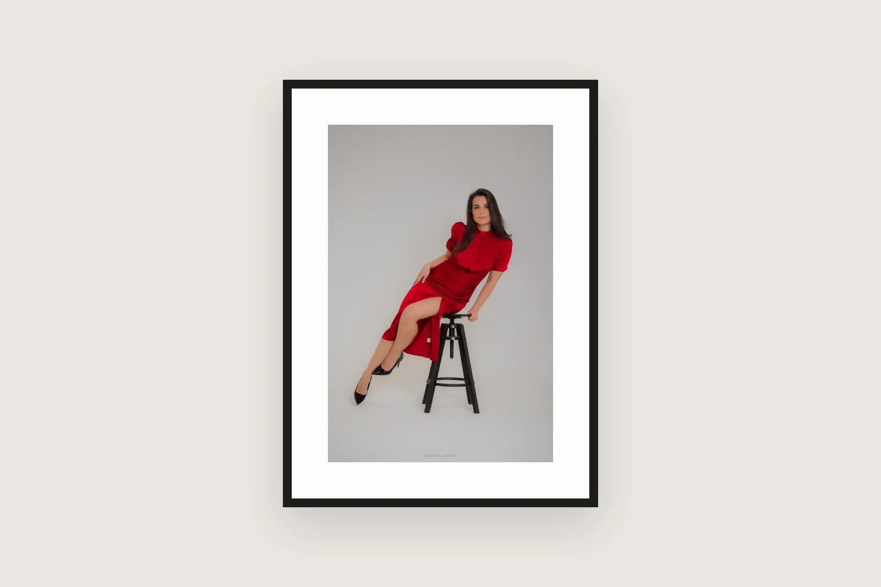 Print fine-art înrămat, cu o fotografie realizată în studio